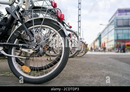 Parken von Fahrrädern auf einem Fahrradständer im Stadtzentrum Von Dresden Stockfoto