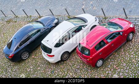 Parken von Autos auf einem Parkplatz in der Innenstadt Von Dresden Stockfoto