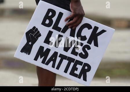 29. August 2020, London, Ontario, Kanada. Black Lives Matter protestieren im Victoria Park. Die Menschen halten ihre BLM-Zeichen. Luke Durda/Alamy Stockfoto