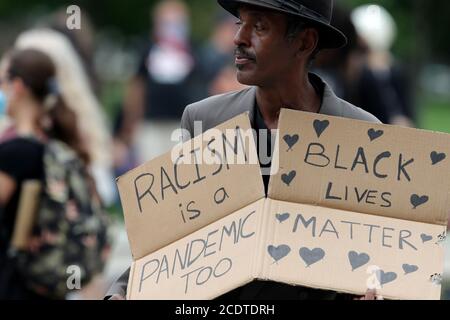 29. August 2020, London, Ontario, Kanada. Black Lives Matter protestieren im Victoria Park. Die Menschen halten ihre BLM-Zeichen. Luke Durda/Alamy Stockfoto