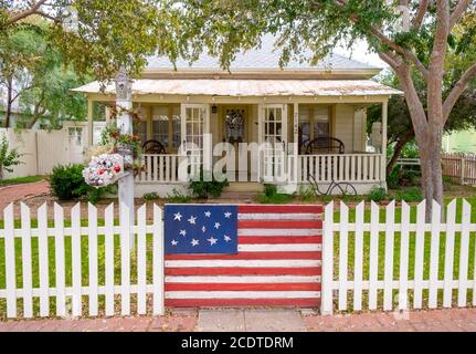 Weißes Haus mit Pfostenzaun und Tor gemalt als die Flagge der Vereinigten Staaten, Stars and Stripes, Arizona, USA Stockfoto