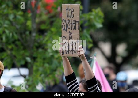29. August 2020, London, Ontario, Kanada. Black Lives Matter protestieren im Victoria Park. Die Menschen halten ihre BLM-Zeichen. Luke Durda/Alamy Stockfoto