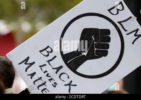 29. August 2020, London, Ontario, Kanada. Black Lives Matter protestieren im Victoria Park. Die Menschen halten ihre BLM-Zeichen. Luke Durda/Alamy Stockfoto