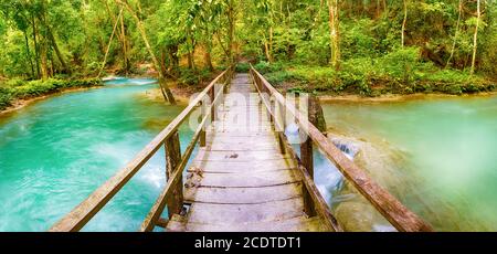 Brücke auf dem Weg zum Tat Sae Wasserfall. Schöne Landschaft. Laos. Panorama Stockfoto