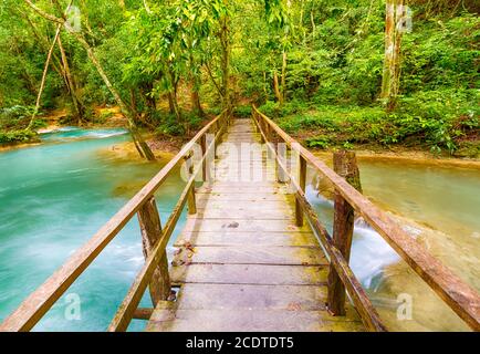 Brücke auf dem Weg zum Tat Sae Wasserfall. Schöne Landschaft. Laos. Stockfoto