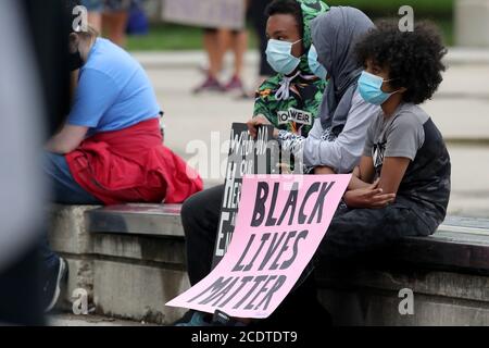 29. August 2020, London, Ontario, Kanada. Black Lives Matter protestieren im Victoria Park. Die Menschen halten ihre BLM-Zeichen. Luke Durda/Alamy Stockfoto