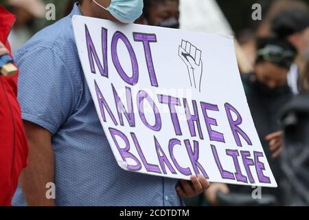 29. August 2020, London, Ontario, Kanada. Black Lives Matter protestieren im Victoria Park. Die Menschen halten ihre BLM-Zeichen. Luke Durda/Alamy Stockfoto