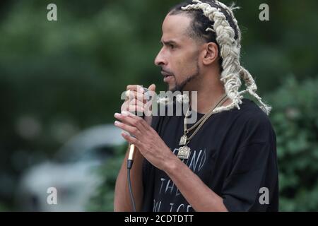 29. August 2020, London, Ontario, Kanada. Black Lives Matter protestieren im Victoria Park. Rapper Sharrieff Huhammad, der den Künstlernamen Casper TNG trägt, singt für den BLM-Protest im Victoria Park, Luke Durda/Alamy Stockfoto