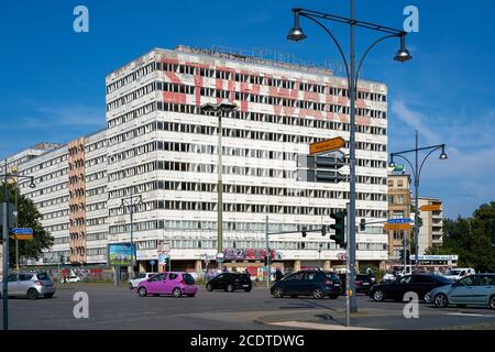 Straßenkreuzung während der Hauptverkehrszeit in der Berliner Innenstadt. Im Hintergrund befindet sich ein leerstehendes Bürogebäude Stockfoto