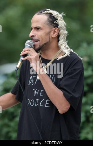 29. August 2020, London, Ontario, Kanada. Black Lives Matter protestieren im Victoria Park. Rapper Sharrieff Huhammad, der den Künstlernamen Casper TNG trägt, singt für den BLM-Protest im Victoria Park, Luke Durda/Alamy Stockfoto