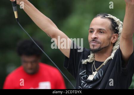 29. August 2020, London, Ontario, Kanada. Black Lives Matter protestieren im Victoria Park. Rapper Sharrieff Huhammad, der den Künstlernamen Casper TNG trägt, singt für den BLM-Protest im Victoria Park, Luke Durda/Alamy Stockfoto