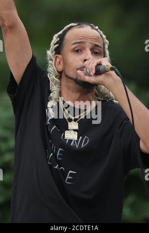 29. August 2020, London, Ontario, Kanada. Black Lives Matter protestieren im Victoria Park. Rapper Sharrieff Huhammad, der den Künstlernamen Casper TNG trägt, singt für den BLM-Protest im Victoria Park, Luke Durda/Alamy Stockfoto