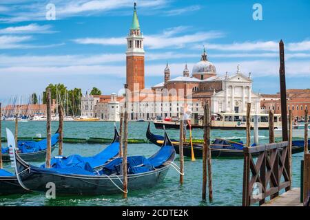 VENEDIG, ITALIEN - JULI 26,2017 : Gondeln auf dem Canal Grande in Venedig neben dem Markusplatz Stockfoto
