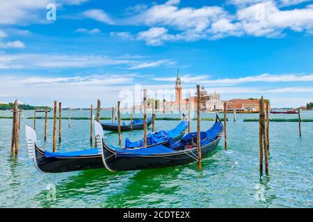 Traditionelle Gondeln dockten am Canale Grande neben dem Markusplatz in Venedig, Italien Stockfoto