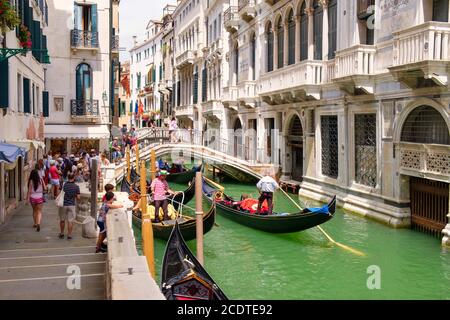 VENEDIG, ITALIEN - JULI 26,2017 : traditionelle Gondeln und alte Paläste auf einem schmalen Kanal in Venedig Stockfoto