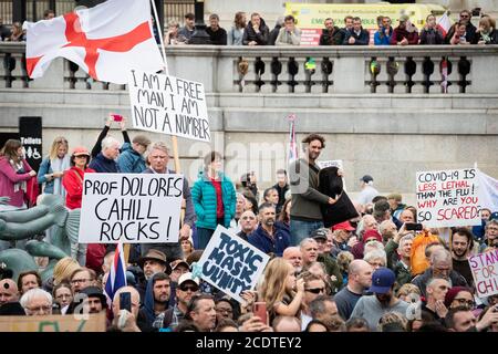 Menschenmenge von Demonstranten mit Plakaten und Fahnen während der Demonstration.Unite for Freedom Demonstranten versammeln sich am Trafalgar Square, um gegen die am 23. März verhängte COVID-19-Sperre zu protestieren. Die Gesundheitsfachleute der Industrie äußern ihre Besorgnis über die Position des Landes bezüglich des Coronavirus. Stockfoto