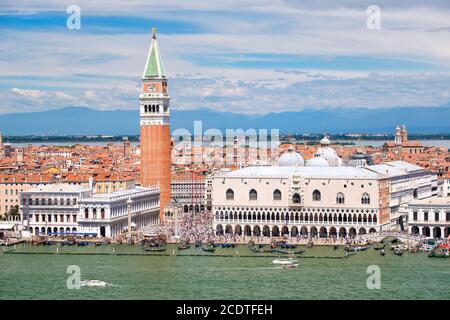 Luftaufnahme des Markusplatzes und des Canale Grande An einem schönen Sommertag in Venedig Stockfoto