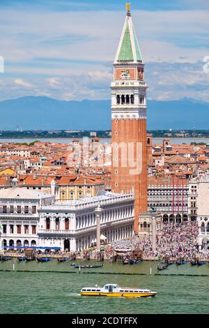 Markusplatz und Campanile an einem schönen Sommertag in Venedig, Italien Stockfoto