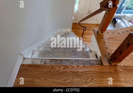 Renovierung von Haus Treppe mit freiliegenden Sperrholz und neue rot Eichenholzdielen Stockfoto