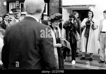 Margaret Thatcher besucht die Universität von Buckingham, um Lord Hailsham von St Marylebone als Kanzlerin der privat finanzierten Universität zu ersetzen. 30. September 1992. Foto: Neil Turner Stockfoto