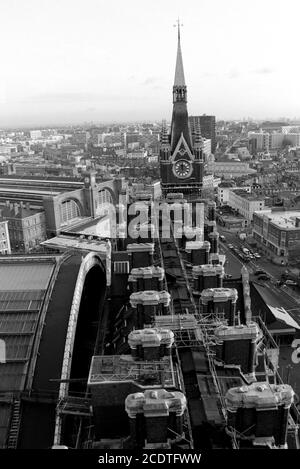 Gerüste decken St. Pancras Chambers an der Euston Road in London während eines groß angelegten Renovierungs- und Reparaturprojekts an der Außenseite des denkmalgeschützten Gebäudes der Klasse 1 ab. 10. November 1992. Foto: Neil Turner Stockfoto