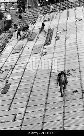 Gerüste decken St. Pancras Chambers an der Euston Road in London während eines groß angelegten Renovierungs- und Reparaturprojekts an der Außenseite des denkmalgeschützten Gebäudes der Klasse 1 ab. 10. November 1992. Foto: Neil Turner Stockfoto