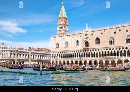 VENEDIG, ITALIEN - JULI 26,2017 : traditionelle Gondeln am Canale Grande neben dem Markusplatz in Venedig Stockfoto