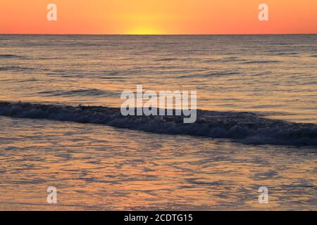Der orange Schein der Sonne beginnt über dem Atlantischen Ozean in Avalon, New Jersey, USA aufzugehen Stockfoto