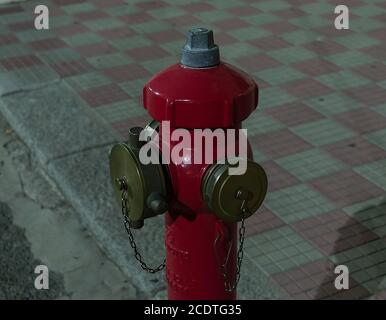 Roter Hydrant in der Stadtstraße Stockfoto