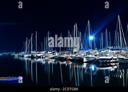 Viele Boote, die in einem Stadtpier in der Nacht festgemacht haben Stockfoto
