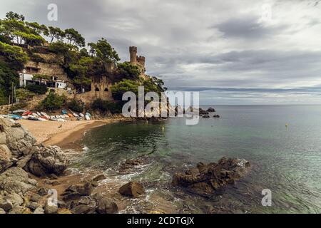 Barcelona, Spanien. August 2020. Die Strände von Lloret de Mar, einer der touristischen Hochburgen der Costa Brava, Sind fast menschenleer, da die Temperaturen am letzten Augustsamstag nach der bisher kompliziertesten Saison in der Geschichte dieser Region deutlich gesunken sind, die durch die massive Abwesenheit internationaler Touristen aufgrund der Coronavirus-Krise verursacht wurde. Quelle: Matthias Oesterle/Alamy Live News Stockfoto