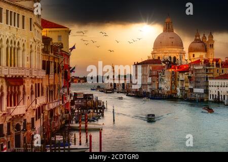 Der Canal Grande in Venedig bei Sonnenuntergang - Blick von Ponte dell'Accademia Stockfoto