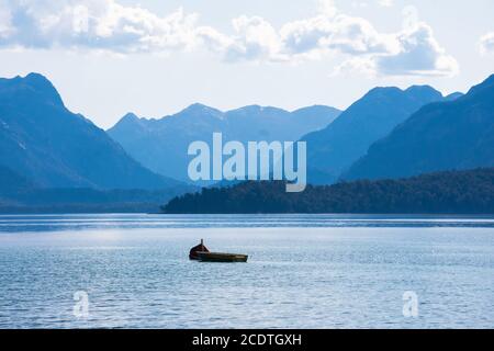 Blick auf den See Nahuel Huapi vom Strand Bahia Brava. Puerto Angostura. Nahuel Huapi See. Villa La Angostura, Argentinien Stockfoto