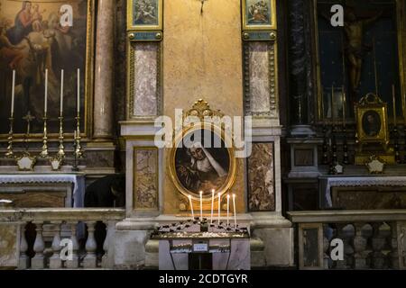 Heilige Dreifaltigkeit der Pilger, Rom, Altar mit brennenden Votivkerzen Stockfoto