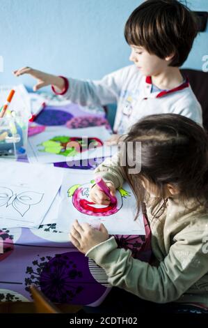 Kinder färben und zeichnen und ausschneiden Zeichnungen von gemacht Sie Stockfoto