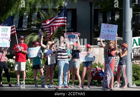 2020 Kalifornien USA: Demonstranten in Santa Clarita halten Schilder, um wieder zur Arbeit zu kommen, eröffnen Schulen und Unternehmen, öffnen Kalifornien. Governor News Stockfoto