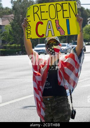 2020 Kalifornien USA: Demonstranten in Santa Clarita halten Schilder, um wieder zur Arbeit zu kommen, eröffnen Schulen und Unternehmen, öffnen Kalifornien. Governor News Stockfoto