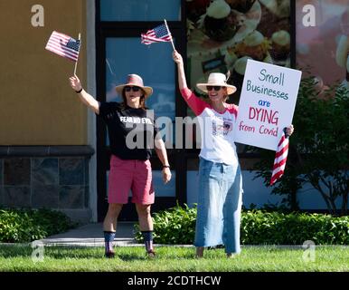 2020 Kalifornien USA: Demonstranten in Santa Clarita halten Schilder, um wieder zur Arbeit zu kommen, eröffnen Schulen und Unternehmen, öffnen Kalifornien. Governor News Stockfoto