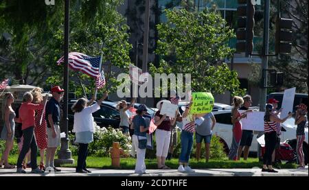 2020 Kalifornien USA: Demonstranten in Santa Clarita halten Schilder, um wieder zur Arbeit zu kommen, eröffnen Schulen und Unternehmen, öffnen Kalifornien. Governor News Stockfoto