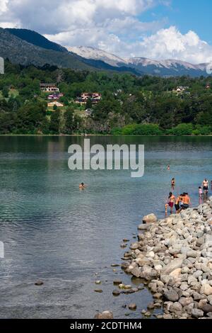 Villa La Angostura, Argentinien. Februar 10, 2020. Blick auf den Correntoso See (Lago Correntoso) und einen felsigen Strand Stockfoto