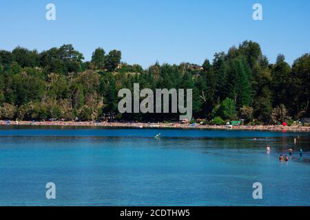 Villa La Angostura, Argentinien. Februar 10, 2020. Blick auf den Strand des Correntoso Sees (Lago Correntoso) Stockfoto