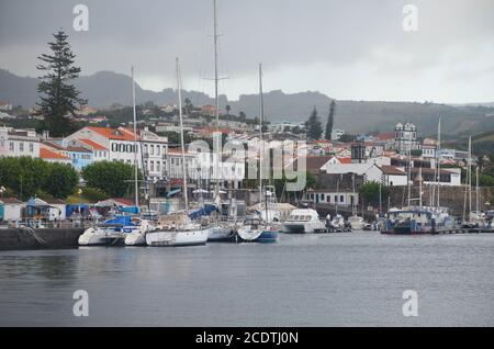 Die Marina de Horta, ein traditioneller Hafen für Segelboote, die den Atlantik überqueren Stockfoto