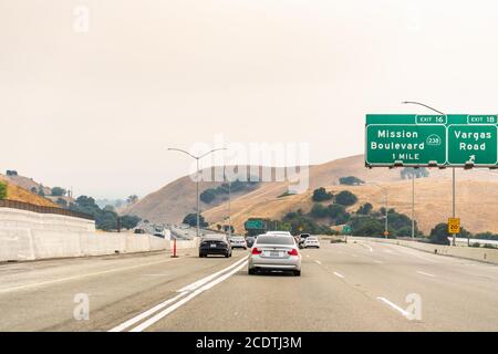 Aug 22, 2020 Fremont / CA / USA - Rauchentwicklung durch die LNU, CZU und SCU Blitzkomplex Waldbrände decken den East San Francisco Bay Area Himmel und c Stockfoto