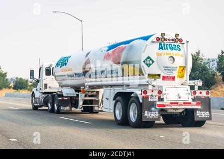 Aug 22, 2020 Fremont / CA / USA - Airgas-Tanker auf der Autobahn; Airgas ist ein amerikanischer Lieferant von industriellen, medizinischen und Spezialgasen, Stockfoto