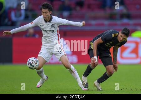 AMSTERDAM, NIEDERLANDE - AUGUST 29: Daichi Kamada von Eintracht Frankfurt, Edson Alvarez von Ajax während des Vorsaison-Spiels zwischen Ajax und Eintracht Frankfurt am 29. August 2020 in Amsterdam, Niederlande. *** Ortsüberschrift *** Daichi Kamada, Edson Alvarez Stockfoto