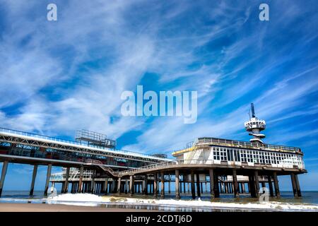 Der Strand von Scheveningen mit Blick auf den alten Pier mit Bungy-Turm Stockfoto