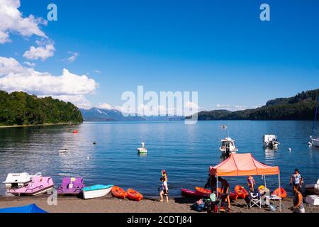 Villa La Angostura, Argentinien. Februar 10, 2020. Blick auf den Strand von Bahia Mansa. Puerto Angostura. Nahuel Huapi See Stockfoto