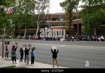 2020 USA Kalifornien Black Lives Matter protestiert. Army National Guard und Los Angeles County Sheriff beobachten Demonstranten bei Demonstrationen. Stockfoto