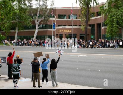 2020 USA Kalifornien Black Lives Matter protestiert. Army National Guard und Los Angeles County Sheriff beobachten Demonstranten bei Demonstrationen. Stockfoto