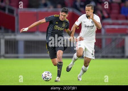 AMSTERDAM, NIEDERLANDE - AUGUST 29: Edson Alvarez von Ajax, Timothy Chandler von Eintracht Frankfurt während des Vorsaison-Spiels zwischen Ajax und Eintracht Frankfurt am 29. August 2020 in Amsterdam, Niederlande. *** Ortsüberschrift *** Edson Alvarez, Timothy Chandler Stockfoto